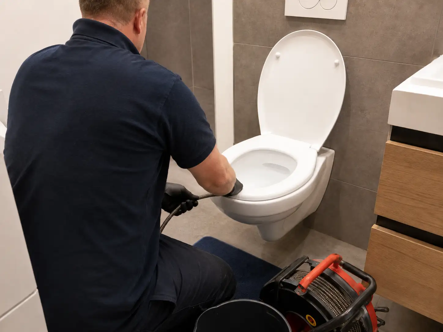 Ontstoppen van het toilet in moderne badkamer - na Ontstoppen van het toilet in moderne badkamer - na