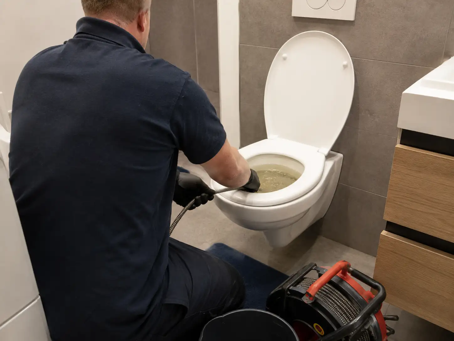 Ontstoppen van het toilet in moderne badkamer - voor Verouderde badkamer vóór renovatie