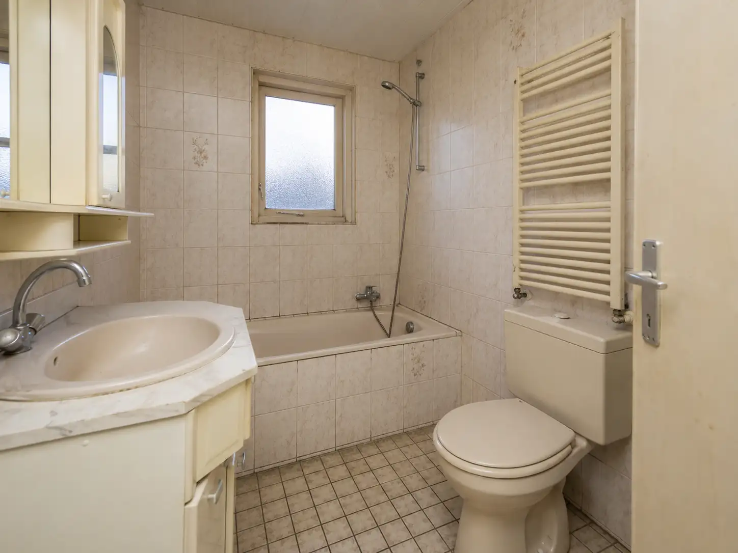 Verouderde badkamer vóór renovatie